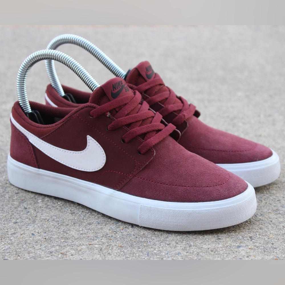NIKE Burgundy/White Low Top Kids Sneaker Sz 3.5Y